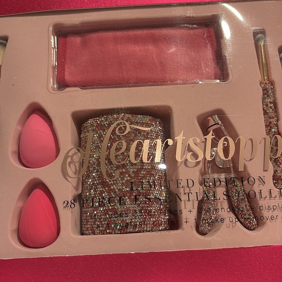 BNWT HEARTSTOPPER Viral 28 Piece Pink Silver 
 Rhinestone Makeup Brush Gift Set - Picture 5 of 10